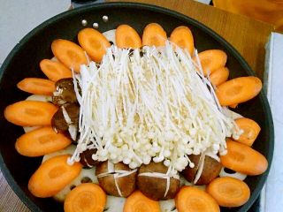 一锅出十菜,边上摆放胡萝卜，撒少许盐和蘑菇粉。