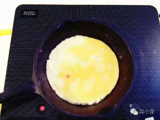 火龙果千层—火龙果的另一种吃法！10M+,最后把鸡蛋打散，加少许盐调味（12个月以下宝宝不加盐），煎成蛋饼即可。