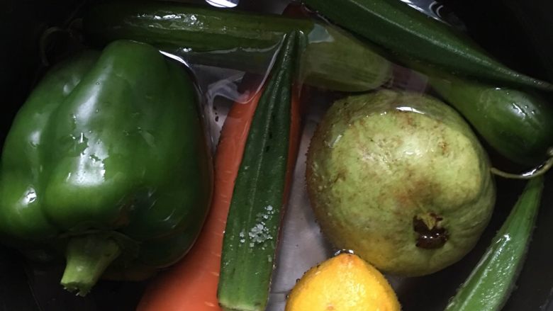 蔬果糊-9,先把食材用鹽水浸泡半小時以上，去除農藥殘留物