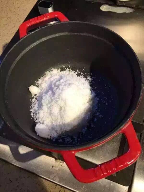 盐焗花螺,再锅中加入食用盐