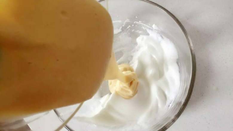 芝麻牛奶华夫饼,然后把步骤8中蛋黄糊盆中的面糊全部倒入剩下的蛋白霜盆中。