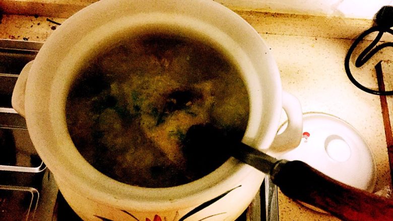 蟹粥,熬制15-20分钟，快好调味加入适量盐，快好加入适量胡椒粉提味，