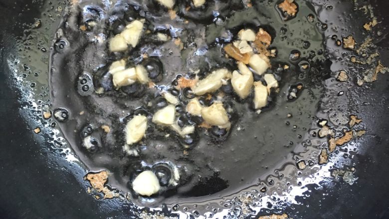 韭苔炒豆腐,锅内留少许的油，放入蒜瓣爆香。剩下的用干净无水的盆装上，可以平时做菜。