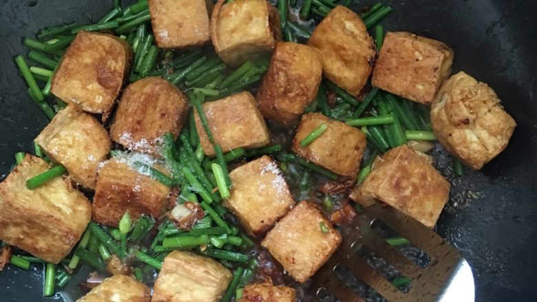 韭苔炒豆腐,加入适量的盐和味精，加少量的水，快速翻炒片刻即可出锅。（咸淡依个人口味调味）。