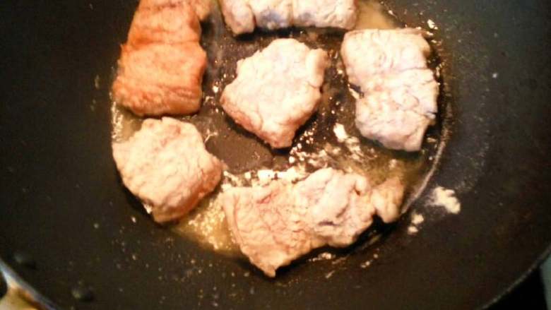 米粉肉
,待油温3成热时，一块一块的分别下內肉片，全程中小火，盖上锅盖，使锅内温度更高些，煎制5分钟后，将肉片翻面盖锅盖煎制3分钟。