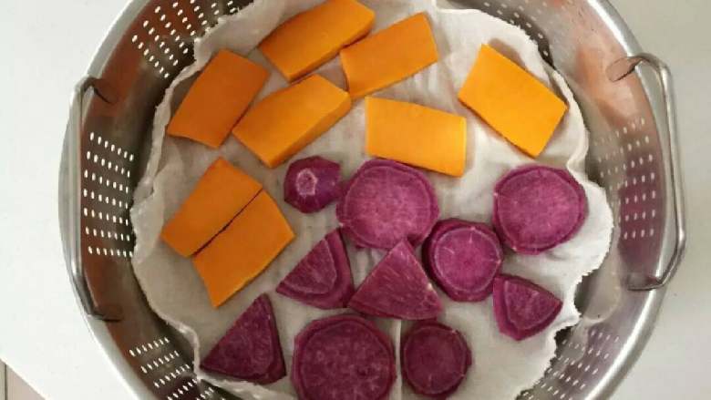 三色开花馒头,将南瓜、紫薯切片，放入蒸锅蒸15-20分钟，尽量切薄片，比较容易熟。
》建议和小芽一样，平摊蒸熟，放碗里水份会更大些。