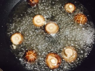 蚝油炒杂蔬#春意绿#,然后加1勺蚝油继续翻炒，期间可以加一点热水使香菇炒的熟透