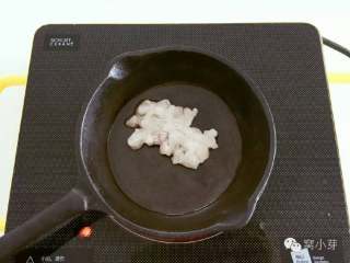 芝士虾仁焗香菇,中高火烧热锅，刷一层植物油，加入虾仁翻炒至变色。