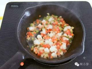 芝士虾仁焗香菇,再加入彩蔬颗粒，翻炒2-3分钟，炒至蔬菜颗粒变软，加入少许盐调味。
》彩蔬颗粒也可以直接用沸水焯煮至变软。