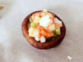 芝士虾仁焗香菇,把步骤6中的馅料盛入香菇中。