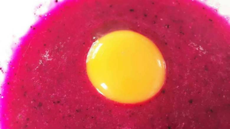 火龙果法式松饼—高营养价值，宝宝美味高颜值下午茶！10M+,用搅拌机将火龙果搅成细腻的火龙果泥，然后加入一个蛋黄。