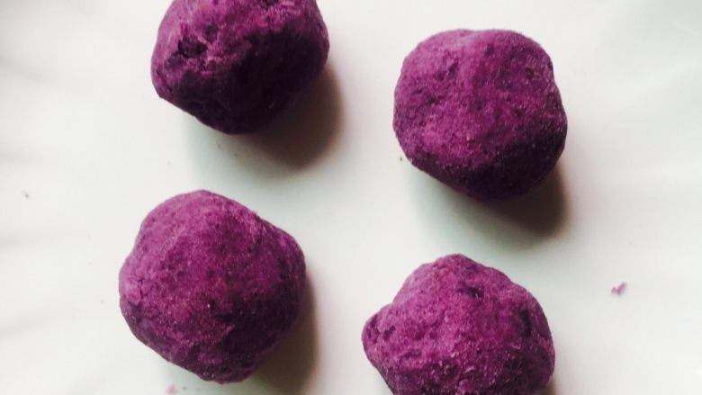 紫薯烙饼#面团的发酵之旅#,搓成圆球