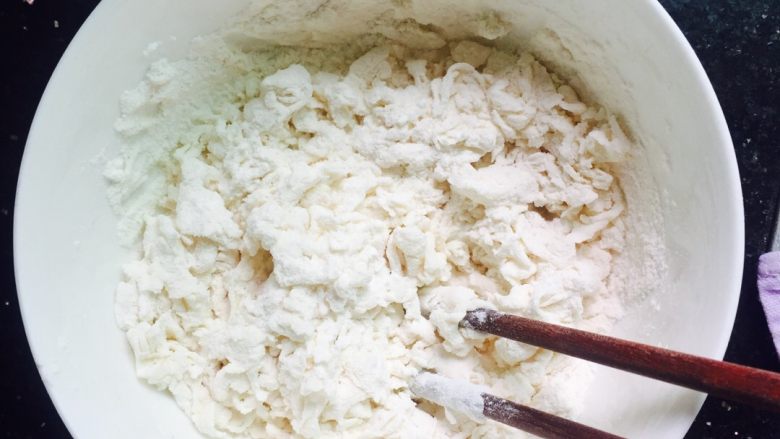 紫薯烙饼#面团的发酵之旅#,倒入酵母水用筷子搅拌成雪花状
