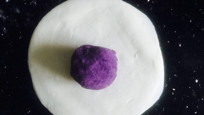 紫薯烙饼#面团的发酵之旅#,擀成圆形中间放紫薯圆子