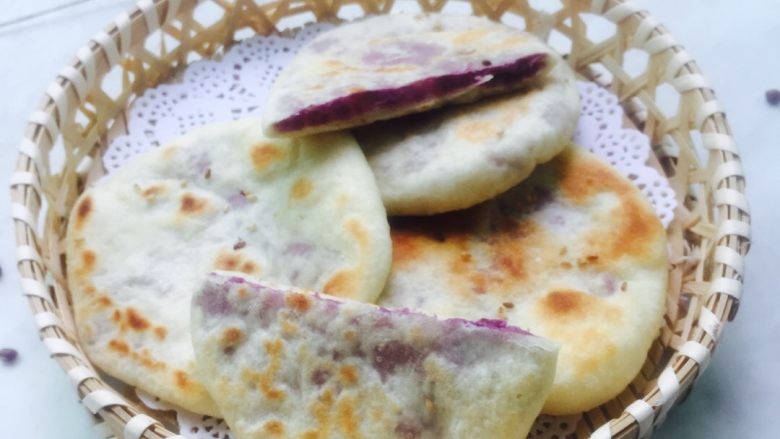 紫薯烙饼#面团的发酵之旅#,出锅装盘～香喷喷的
