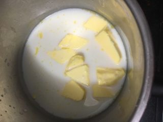黑钻吐司,趁着二发的间隙，制作可可蛋糕糊。牛奶加黄油隔水融化