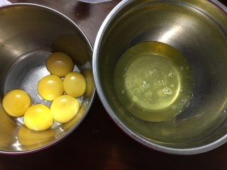 黑钻吐司热量黑钻吐司,黑钻吐司,蛋清蛋黄分别打入盆中，蛋清盆内要求无水无油，否则无法打发,第12张