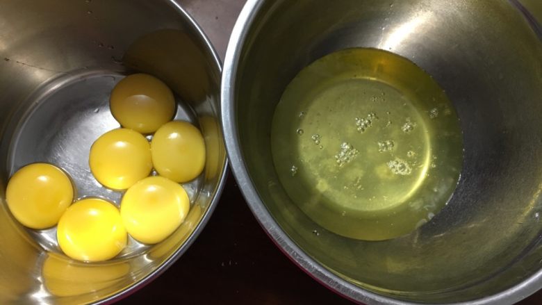 黑钻吐司,蛋清蛋黄分别打入盆中，蛋清盆内要求无水无油，否则无法打发