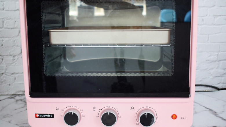 红曲蛋糕卷,放入预热好的烤箱，上下火180度，中层烤12-15分钟