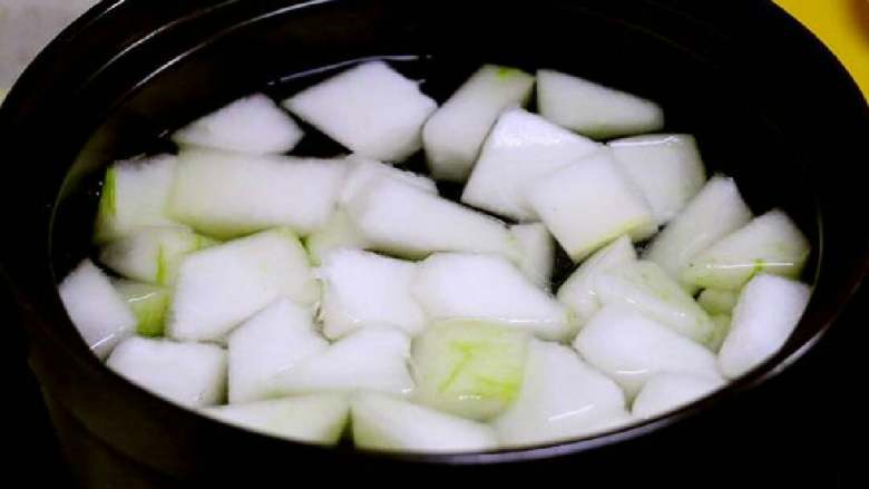 牛肉丸冬瓜汤,汤煲中添加清水，先放进冬瓜开小火煮。