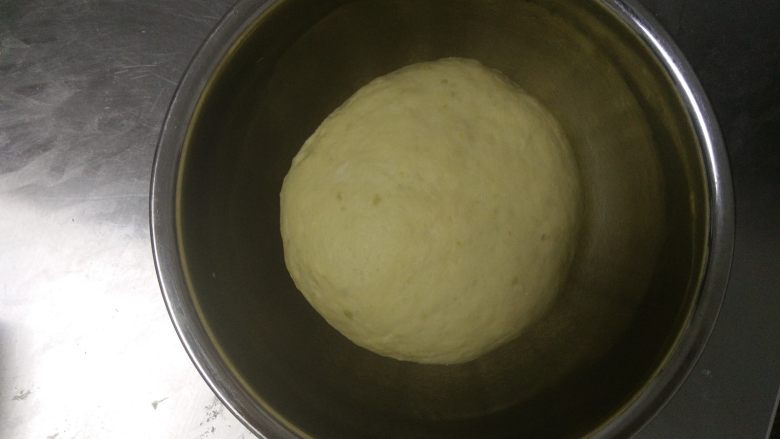 全麦红薯餐包,放入盆中进行第一次发酵