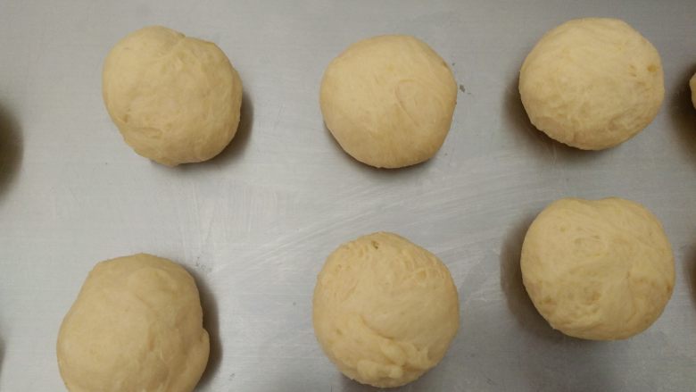 全麦红薯餐包,发酵好的面团排气后分割成6份，揉圆后醒10分钟