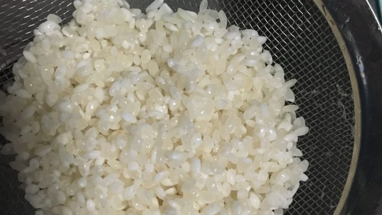 排骨糯米饭,糯米和大米一起沥干水分