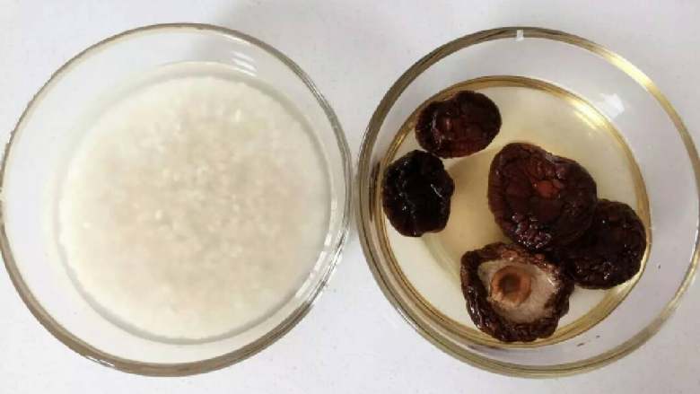 宝宝辅食:香菇土豆焖肉饭,大米和干香菇，提前30分钟-1个小时浸泡，并将浸泡好的干香菇切丁。
》干香菇一定要泡发好，建议多泡一段时间，不然不易于咀嚼。