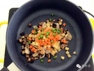 宝宝辅食:香菇土豆焖肉饭,加入香菇翻炒一会，然后倒入土豆丁、胡萝卜丁和甜豌豆。