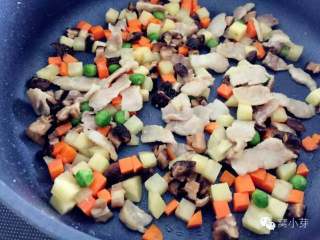 宝宝辅食:香菇土豆焖肉饭,翻炒至食材变软