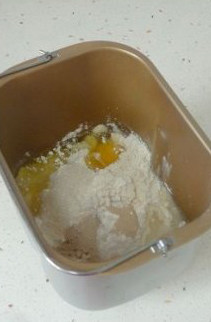 南瓜子油佛卡夏,将除去油以外的面团材料全部放入面包机。