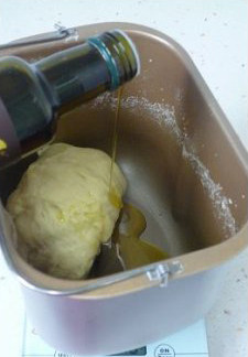 南瓜子油佛卡夏,和成光滑面团后加入南瓜子油，再次揉面至均匀光滑，大约半小时。