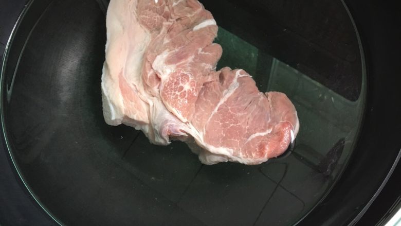 白焯肉片,锅内倒入适量的清水，以没过猪肉为准。放入猪肉块。