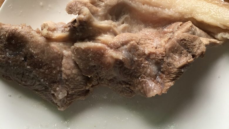 白焯肉片,抹上盐巴的肉块，放至微凉。