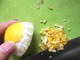 西柚金枪鱼沙拉,柠檬半个，用细盐搓皮，洗净，剥下来切丁，这个柠檬皮放里面真是点睛之笔。