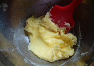 四个四分之一的抹茶红豆磅蛋糕 ,软化后的无盐奶油加入糖粉，用刮刀划拌均匀。