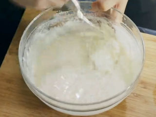 虾骨柔情天妇罗,将脆浆搅均匀，不要留下面粉疙瘩。