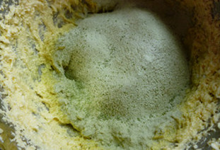 四个四分之一的抹茶红豆磅蛋糕 ,加入过筛低筋面粉抹茶粉和泡打粉，以切拌的方式拌匀。