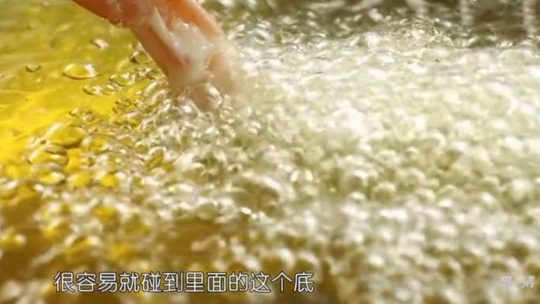 虾骨柔情天妇罗,将裹上脆浆的虾放入油锅中炸至表皮酥脆微黄色即可。