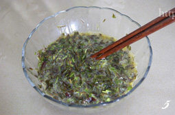 香椿煎蛋饼,用筷子拌匀；