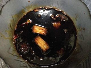 蛋黄香菇肉粽,酱料都准备齐全，按自己喜欢的口味增减调料，把料入锅煮开冰糖融化后冷却