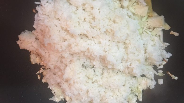 腊味蛋炒饭（约二人份）,倒入米饭翻炒均匀