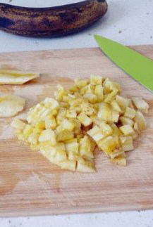 清凉香蕉华夫饼 ,香蕉去皮切成小粒待用。