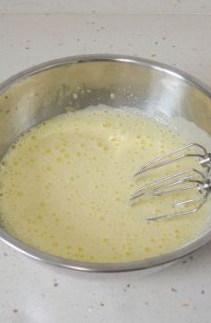清凉香蕉华夫饼 ,鸡蛋加糖后用电动打蛋器打至颜色发白，蓬发粘稠，加入黄油拌匀。
