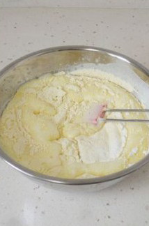 清凉香蕉华夫饼 ,过筛加入低筋面粉和山芋淀粉，轻轻翻拌混合均匀。