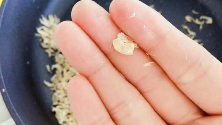 宝宝辅食：自制虾皮粉—宝宝天然“钙库”，辅食的天然调味品！6M+,炒成略微变黄，能闻到淡淡香味，虾皮一捏就碎，这样才能彻底磨碎，而且能保存。