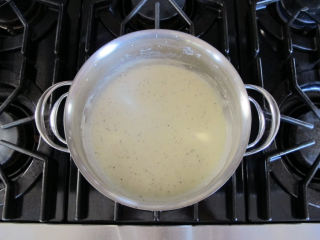 芝士通心粉,在锅里，在中火上融化黄油。加入面粉，盐和黑胡椒。搅拌成稠糊状。