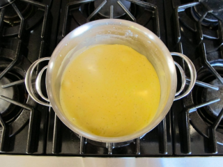 芝士通心粉,慢慢加入牛奶，热牛奶混合物中火加热几分钟，经常搅拌，直到浓稠，注意周围的边缘开始出现气泡，不要让酱烧焦。