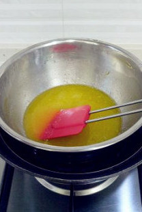 【杂粮可可华夫饼】,将黄油加一半的糖隔水融化后离火晾凉。