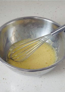 【杂粮可可华夫饼】,鸡蛋磕入另一盆中，加人剩下的糖搅打至颜色发白，然后再加入牛奶搅打均匀。